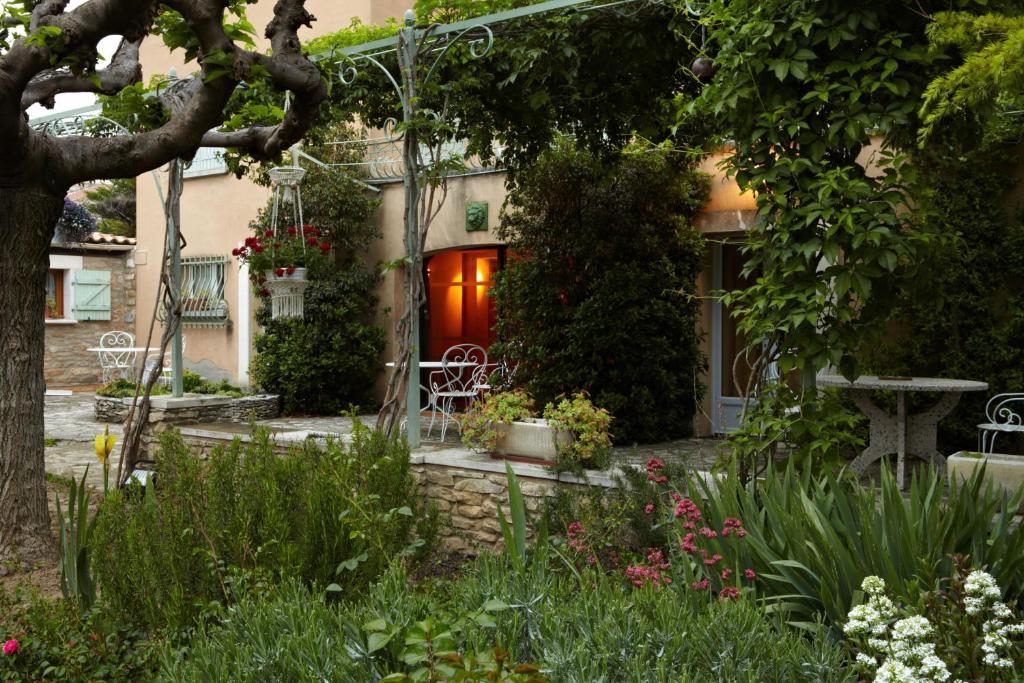 Villa Thebaide Chambres D'Hotes Laudun Rum bild
